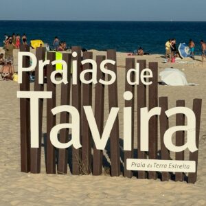 Ana Garcia Martins Instagram - Como sou masoquista, achei que era boa ideia voltar ao Algarve para ter de sofrer mais uma vez com a despedida. Burra, porém feliz com um dia de praia de reconhecida qualidade internacional.