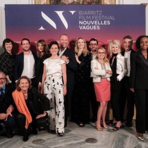 Ana Girardot Instagram - La deuxième édition du @festivalnouvellesvagues c’est terminée! 
Je veux exprimer très fort à quel point je suis heureuse, en joie, fière du résultat de cette année de travail. 
Je suis impressionnée par le travail collectif que demande cette manifestation culturelle à Biarritz! 

Heureuse de cette semaine de découverte de films extraordinaires, d’invités heureux d’être là et de partager leurs films, d’un jury si international et uni, bienveillant si bonne vibe, d’un public cinéphile, curieux, chaleureux! J’aime l’équipe avec qui l’on fabrique ce festival et je suis si reconnaissante de tous les partenaires qui nous accompagnent.

Ce festival parle de la jeunesse, de l’âge des possibles, de ce moment dans la vie où l’on se dresse pour soi même, où l’on devient. Il ouvre le débat sur la façon dont on perçoit le monde et l’endroit où l’on peut se retrouver. Il est et doit rester un lieu d’échange et de partage❤️ 
Merci à la ville de Biarritz et les biarrots pour leur accueil, ce festival s’imprègne du magnifique adn de la ville et j’espère sincèrement qu’au fur et à mesure il s’intègrera de façon naturelle dans l’Adn de Biarritz 

Milesker hanitz! Et à l’année prochaine 🌊 

Merci à @jeromepulis pour l’invitation à ce voyage il y a trois ans 
@sandrinebrauer @lili_h_instinct_ @laurence_churlaud @chanelofficial @canalplus @ville2biarritz @icart_officiel @hoteldupalais @leroyalcinema_biarritz et tous les autres ❤️

Merci à @reddoge pour toutes les photos !
Et @oscarinhos pour le soutien de tous les jours ❤️