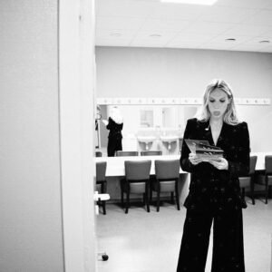 Ana Girardot Instagram - La deuxième édition du @festivalnouvellesvagues c’est terminée! 
Je veux exprimer très fort à quel point je suis heureuse, en joie, fière du résultat de cette année de travail. 
Je suis impressionnée par le travail collectif que demande cette manifestation culturelle à Biarritz! 

Heureuse de cette semaine de découverte de films extraordinaires, d’invités heureux d’être là et de partager leurs films, d’un jury si international et uni, bienveillant si bonne vibe, d’un public cinéphile, curieux, chaleureux! J’aime l’équipe avec qui l’on fabrique ce festival et je suis si reconnaissante de tous les partenaires qui nous accompagnent.

Ce festival parle de la jeunesse, de l’âge des possibles, de ce moment dans la vie où l’on se dresse pour soi même, où l’on devient. Il ouvre le débat sur la façon dont on perçoit le monde et l’endroit où l’on peut se retrouver. Il est et doit rester un lieu d’échange et de partage❤️ 
Merci à la ville de Biarritz et les biarrots pour leur accueil, ce festival s’imprègne du magnifique adn de la ville et j’espère sincèrement qu’au fur et à mesure il s’intègrera de façon naturelle dans l’Adn de Biarritz 

Milesker hanitz! Et à l’année prochaine 🌊 

Merci à @jeromepulis pour l’invitation à ce voyage il y a trois ans 
@sandrinebrauer @lili_h_instinct_ @laurence_churlaud @chanelofficial @canalplus @ville2biarritz @icart_officiel @hoteldupalais @leroyalcinema_biarritz et tous les autres ❤️

Merci à @reddoge pour toutes les photos !
Et @oscarinhos pour le soutien de tous les jours ❤️