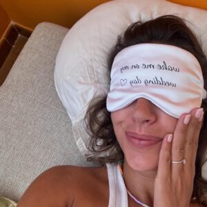 Ana Guerra Instagram - Entonces llegaron, Barcelona, Badajoz, Murcia, Mallorca y Tenerife solamente con un propósito, despedir y cerrar una puerta cargada de historias. 
Cansada de aguantar mi propio éxtasis, aporrearon mi puerta 7 almas ilusionadas con un millón de planes aún por descubrir. 
De repente, 8 sonrisas.
Maquillaje, la brisa en la cara, María Pelae y dos coches camino a villa paraíso.
Entre el blanco y el negro, la primera sorpresa con corazones en los ojos. 
La música suena sin parar recordándonos que cualquier tiempo pasado nos parece mejor pero sabiendo que el momento presente sería inigualable. 
Una mesa larga y un robot que nos devolvía la inocencia. 
Plastelina, gafas para no ver y un dado cargado de competitividad. 
Nata en los ojos, colirio. 
A soñar… 
Bostezos y abrazos matutinos con un café con sal. 
La música no ha parado de sonar y los ojos de reír. 
El talento culinario llega a nuestras bocas con el más increíble de los manjares. 
El perfecto maridaje entre nuestros paladares llegó con la despedida de lo encantos y desencantos de mi vida pasada. 
Pasé de ser Úrsula a Ariel mordiendo manzanas y poniendo zapatos a mis princesas y príncipes, para nada normativos.
4 bailes y un karaoke 
A soñar…
Cargados de nostalgia anticipada recogimos los pedazos de nuestros recuerdos que quedaron en la arena 
La tristeza, propia del adiós, quiso apoderarse de nosotros pero le recordamos que ella no existiría sin la alegría de lo que habíamos vivido y de lo que nos queda por vivir. 
Un gran abrazo amigxs. 
Nos vemos para abrir la próxima puerta juntos. 
Os quiero, os quise y os querré siempre 🩵