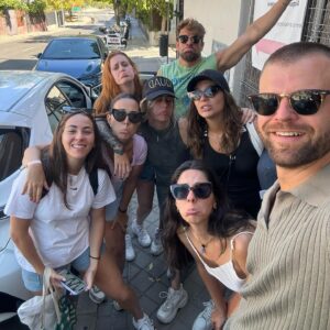 Ana Guerra Instagram - Entonces llegaron, Barcelona, Badajoz, Murcia, Mallorca y Tenerife solamente con un propósito, despedir y cerrar una puerta cargada de historias. 
Cansada de aguantar mi propio éxtasis, aporrearon mi puerta 7 almas ilusionadas con un millón de planes aún por descubrir. 
De repente, 8 sonrisas.
Maquillaje, la brisa en la cara, María Pelae y dos coches camino a villa paraíso.
Entre el blanco y el negro, la primera sorpresa con corazones en los ojos. 
La música suena sin parar recordándonos que cualquier tiempo pasado nos parece mejor pero sabiendo que el momento presente sería inigualable. 
Una mesa larga y un robot que nos devolvía la inocencia. 
Plastelina, gafas para no ver y un dado cargado de competitividad. 
Nata en los ojos, colirio. 
A soñar… 
Bostezos y abrazos matutinos con un café con sal. 
La música no ha parado de sonar y los ojos de reír. 
El talento culinario llega a nuestras bocas con el más increíble de los manjares. 
El perfecto maridaje entre nuestros paladares llegó con la despedida de lo encantos y desencantos de mi vida pasada. 
Pasé de ser Úrsula a Ariel mordiendo manzanas y poniendo zapatos a mis princesas y príncipes, para nada normativos.
4 bailes y un karaoke 
A soñar…
Cargados de nostalgia anticipada recogimos los pedazos de nuestros recuerdos que quedaron en la arena 
La tristeza, propia del adiós, quiso apoderarse de nosotros pero le recordamos que ella no existiría sin la alegría de lo que habíamos vivido y de lo que nos queda por vivir. 
Un gran abrazo amigxs. 
Nos vemos para abrir la próxima puerta juntos. 
Os quiero, os quise y os querré siempre 🩵