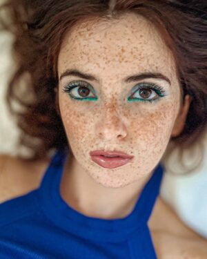Ana Marta Contente Instagram - Caganitas de pássaro.
#freckles #blue