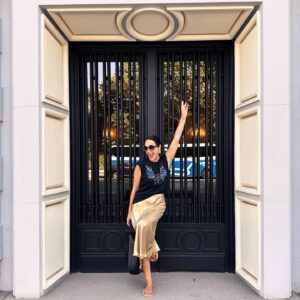 Ana Milán Instagram - Hoy he llegado a la conclusión que para ser feliz hay que ser un poco tonto, un poco sinvergüenza, un poco inconsciente, bailar en sitios donde no corresponde, flipar con la inmensidad de algunos árboles y rendirles respeto, despeinarse, comer a deshoras, perder el equilibrio, saberse canciones que hablen de ti y pasear despacio con quien puedas hablar entre risas…