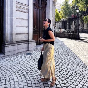 Ana Milán Instagram - Hoy he llegado a la conclusión que para ser feliz hay que ser un poco tonto, un poco sinvergüenza, un poco inconsciente, bailar en sitios donde no corresponde, flipar con la inmensidad de algunos árboles y rendirles respeto, despeinarse, comer a deshoras, perder el equilibrio, saberse canciones que hablen de ti y pasear despacio con quien puedas hablar entre risas…
