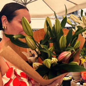 Ana Milán Instagram - Un vestido de lunares, desayunar con mi amigo Javi y cambiar de tema hasta no llegar a ninguna conclusión, comprar flores escogidas con mimo, bailar en la calle como si nadie te viera o fantasear sobre cómo sería mi casa en el campo. Maneras de ser feliz. 🤍
👗 @companiafantastica 
🥿 @nomadicstateofmindspain 
💎 @pdpaola_jewelry 
👜 @parfois