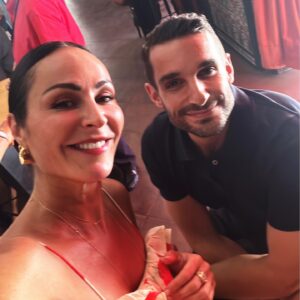 Ana Milán Instagram - Un vestido de lunares, desayunar con mi amigo Javi y cambiar de tema hasta no llegar a ninguna conclusión, comprar flores escogidas con mimo, bailar en la calle como si nadie te viera o fantasear sobre cómo sería mi casa en el campo. Maneras de ser feliz. 🤍
👗 @companiafantastica 
🥿 @nomadicstateofmindspain 
💎 @pdpaola_jewelry 
👜 @parfois