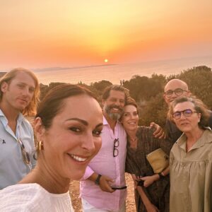 Ana Milán Instagram - Hay pocas sensaciones mejores que llegar donde te esperan. Estar donde te quieren. Encontrar familia.
Mis queridos Elena, Jaime, Laura, mini Jaime, Fran, Manuela, GRACIAS. Por los mimos, las risas, los atardeceres y las ensaimadas. Os quiero muchísimo y vuestra amistad me honra…
Aún no me he ido y ya quiero volver.
❤️