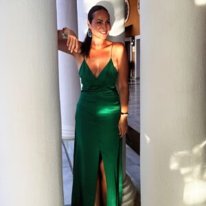 Ana Milán Instagram - Que vivan las amigas que te dicen: ponte ahí que te haga una foto que estás muy mona. Y luego te dan like como si nunca hubieran visto la foto.
Que vivan las amigas que te colocan el pelo antes de esa foto mientras llevan encima tu bolso, el suyo, tu móvil, el suyo y dos chaquetas.
Que vivan las amigas que te miran y te ven.

Son las amigas las mejores fotógrafas del mundo?

Adiós a mi @palaciodesanctipetrigranmelia por este año. Solo quedan 360 días para volver. 359 mañana. 😊
👗 @sferaofficial