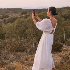 Ana Milán Instagram - Hay pocas sensaciones mejores que llegar donde te esperan. Estar donde te quieren. Encontrar familia.
Mis queridos Elena, Jaime, Laura, mini Jaime, Fran, Manuela, GRACIAS. Por los mimos, las risas, los atardeceres y las ensaimadas. Os quiero muchísimo y vuestra amistad me honra…
Aún no me he ido y ya quiero volver.
❤️