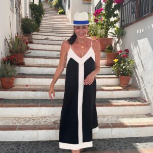 Ana Milán Instagram - Cinco días de vacaciones dan para mucho, puedes planear milagros, pensar en qué sitio de costa vivirías,
charlar sobre cómo saludarías a los extraterrestres cuando vengan, hablar mientras se come de lo bien que se come en este santo país, soñar con amores que duren muchos veranos y celebrar cumpleaños. Cinco días pueden ser una vida completa, dependiendo siempre de con quien los pases…