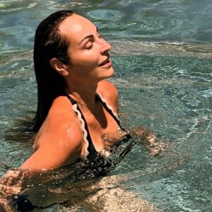 Ana Milán Instagram - Cinco días de vacaciones dan para mucho, puedes planear milagros, pensar en qué sitio de costa vivirías,
charlar sobre cómo saludarías a los extraterrestres cuando vengan, hablar mientras se come de lo bien que se come en este santo país, soñar con amores que duren muchos veranos y celebrar cumpleaños. Cinco días pueden ser una vida completa, dependiendo siempre de con quien los pases…