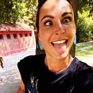 Ana Milán Instagram - Hoy he llegado a la conclusión que para ser feliz hay que ser un poco tonto, un poco sinvergüenza, un poco inconsciente, bailar en sitios donde no corresponde, flipar con la inmensidad de algunos árboles y rendirles respeto, despeinarse, comer a deshoras, perder el equilibrio, saberse canciones que hablen de ti y pasear despacio con quien puedas hablar entre risas…