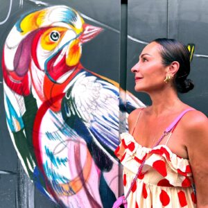 Ana Milán Instagram - Un vestido de lunares, desayunar con mi amigo Javi y cambiar de tema hasta no llegar a ninguna conclusión, comprar flores escogidas con mimo, bailar en la calle como si nadie te viera o fantasear sobre cómo sería mi casa en el campo. Maneras de ser feliz. 🤍
👗 @companiafantastica 
🥿 @nomadicstateofmindspain 
💎 @pdpaola_jewelry 
👜 @parfois