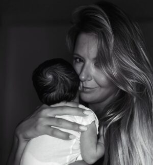 Ana Sofia Cardoso Instagram - Tem sido muito mimo. Muito colo. Muita maminha. Muita pele com pele. Muito carinho. Muito amor. Adoro a fase de recém-nascido: o cheiro, a fragilidade…. Tudo ❤️ Podia ser sempre assim. A aproveitar cada instante! Quero mais e mais e mais e minha Francisca 💫✨🌟⭐️
#babylove❤️ #babylovers #babygirl #lovetolive #livetolove #lovetoloveyoubaby