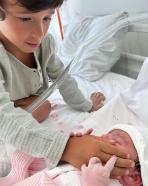 Ana Sofia Cardoso Instagram - O Lourenço decidiu Francisca e assim ficou 🩷
Difícil não fazer a vontade a um filho tão decidido 
#babylove #mybabygirl #babygirl #brotherandsister #brotherhood #brothersisterlove