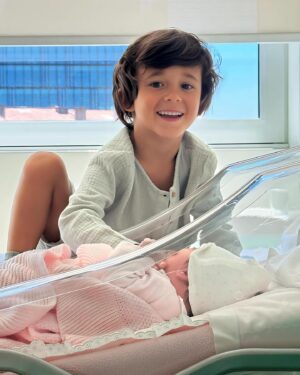 Ana Sofia Cardoso Instagram - O Lourenço decidiu Francisca e assim ficou 🩷
Difícil não fazer a vontade a um filho tão decidido 
#babylove #mybabygirl #babygirl #brotherandsister #brotherhood #brothersisterlove