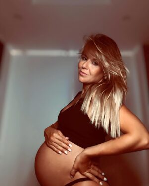 Ana Sofia Cardoso Instagram - E sem se saber como… chegamos às 41 semanas 
🩷🍀🎈
#babybumplove #babybump #lovemybelly #bellybump #pregnantbelly #pregnantlife #lovemybaby #babygirl #babylovers
