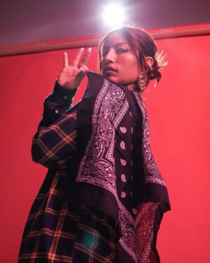 Ana Tijoux Instagram - 𝓕𝓐𝓜𝓘𝓛𝓘𝓐 ❤️

No hay palabras suficientes para agradecer a toda la gente que nos acompañó en el Movistar.
Gracias a cada una, a cada uno por decir presente y corear con nosotros. 

Fue simplemente MÁGICO 
🪄🪄🪄

Subiré estos días registros de lo que fue el bello concierto.

Y ustedes que tema disfrutaron más?

𝓥𝓘𝓓𝓐 🫀❤️🧡🤲🏽

Foto: @pilarcastroe 
Asistente : Eve Rodríguez 
Maquillaje:  @marcelobhanu 
Estilismo: @_scarlas_
