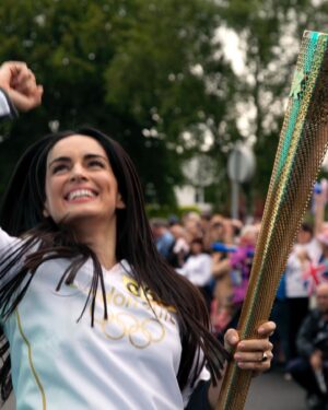 Ana de la Reguera Instagram - Un recuerdo cuando me tocó cargar la antorcha Olímpica por México en las olimpiadas de Londres ❤️🇲🇽