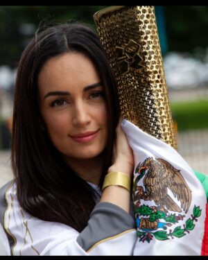 Ana de la Reguera Instagram - Un recuerdo cuando me tocó cargar la antorcha Olímpica por México en las olimpiadas de Londres ❤️🇲🇽
