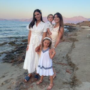 Anaïs Sanson Instagram - Mes 3 amours de ma vie🥹🤍
Petite série de photos en Crète que j’adore💙🫶🏻

#family#familylife#familyfirst#mafamille#loveyou