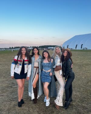 Anastasiya Kozhevnikova Instagram - Хотіла зробити підбірку фото за липень, та згадала, що забула запостити звіт з муз.фестивалю, а це будо незабутньо ✨🔥✨🔥✨🔥 #openfestival 

Доречі , на концерт ми їздили з дівчатами, котрі займаються в мене співом✨ це буда особлива музична подорож)