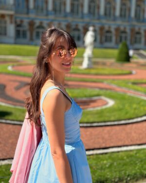 Anastasiya Meskova Instagram - На второй день моей поездки я на физическом уровне ощутила прилив счастья. Всё вокруг было пропитано красотой, и я чувствовала, как многие струны моей души начинают звучать по-новому.

Посещение спектаклей, новые знакомства, женское общение — всё это приносило огромное удовольствие. А как приятно было просто находиться на свежем воздухе в таких красивых местах!
Листайте➡️➡️➡️ больше фото и видео в карусели
Платье @akhmadullina_dreams 
Кардиган @presentandsimple
Очки @maisonvalentino 
Сумка @versace 
Кеды @santoniofficial