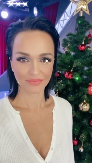 Anastasiya Slanevskaya Instagram - С наступающим ,ребята и девчата!!! ❤️❤️❤️🎄🤝🤝🤝🤝🎄🎄🎄любви ,добра,богатства и крепкого здоровья!!!!🥳🥳🥳🎄🎄🎄❤️❤️