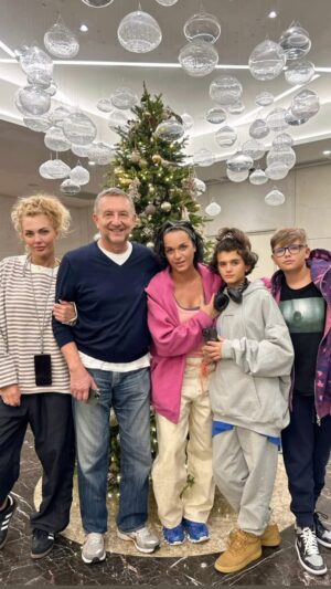 Anastasiya Slanevskaya Instagram - Утомленная солнцем славная семейка поздравляет вас всех со старым Новым годом!!!! Хорошие и любимые,утомляйтесь только от любимого дела,страстной любви и танцев  желательно под мои песни🤩❤️❤️❤️🌲🌲!!!! 
@slanevskaya_elena