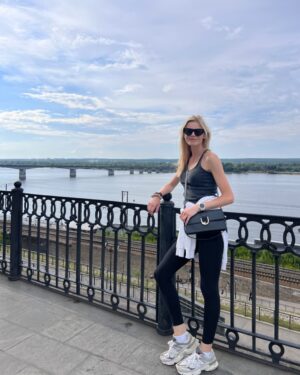 Anastasiya Stezhko Instagram - Прилетела в Пермь на съемки 🎥 завтра на площадку, а сегодня гуляю по городу 😊 Красиво! 
Пермяки, куда сходить, что посмотреть? Ну и конечно, что съесть ?😁 Про посекунчики знаю )