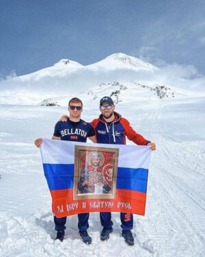 Anatoly Tokov Instagram - Дорога на Эльбрус 🏔️

Сборы 🤜🏻🤛🏻

#гарабаши#эльбрус#fedorteam#bellatormma#nord_desant#mmarussia#russia#mmafighter#mmatraining#старыйоскол#тобольск#mmauniform#thelastemperor#BcexBыиграю#😤👊💪😎