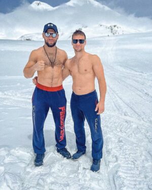 Anatoly Tokov Instagram - Дорога на Эльбрус 🏔️

Сборы 🤜🏻🤛🏻

#гарабаши#эльбрус#fedorteam#bellatormma#nord_desant#mmarussia#russia#mmafighter#mmatraining#старыйоскол#тобольск#mmauniform#thelastemperor#BcexBыиграю#😤👊💪😎