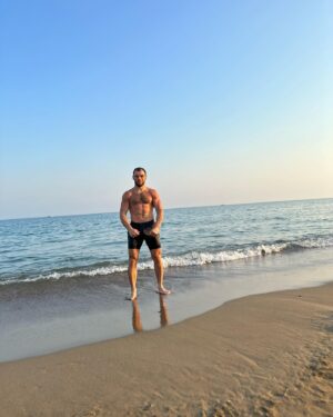 Anatoly Tokov Instagram - Пошёл на пляж . Назад не ждите 🏝️🏖️

🤜🏻🤛🏻

#море#пляж#отдых#fedorteam#bellatormma#nord_desant#mmarussia#russia#mmafighter#mmatraining#старыйоскол#тобольск#mmauniform#thelastemperor#BcexBыиграю#😤👊💪😎