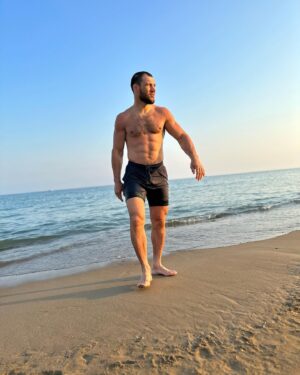 Anatoly Tokov Instagram - Пошёл на пляж . Назад не ждите 🏝️🏖️

🤜🏻🤛🏻

#море#пляж#отдых#fedorteam#bellatormma#nord_desant#mmarussia#russia#mmafighter#mmatraining#старыйоскол#тобольск#mmauniform#thelastemperor#BcexBыиграю#😤👊💪😎