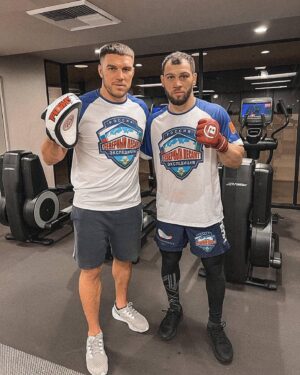 Anatoly Tokov Instagram - Войны нельзя избежать, её можно лишь отсрочить к выгоде вашего противника !

Финишная прямая 🤜🏻🤛🏻

@fedorteam_mma @vadimnemkov 
@nord_desant 
@nevsky_team 
@bellatormma 

#fedorteam#bellatormma#nord_desant#mmarussia#russia#mmafighter#mmatraining#старыйоскол#тобольск#mmauniform#thelastemperor#BcexBыиграю#😤👊💪😎