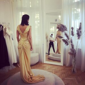 Anca Dumitra Instagram - Recunoasteti personajul💃🏻 @rheacosta you had me at hello✨ #themostbeautifuldress