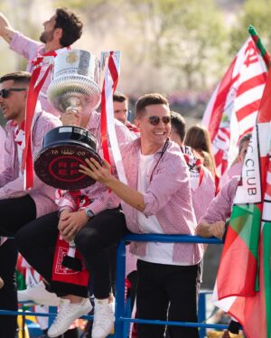 Ander Herrera Instagram - Inolvidable 
Unforgettable 
Inoubliable 
🏆 🚢 🔴⚪️