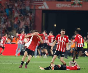 Ander Herrera Instagram - Me alegro especialmente por estos dos, incluso más que por mi mismo.
Hombres de club, ejemplo para cualquier niño que quiera jugar en el @athleticclub , el equipo de sus vidas.
Han pasado por momentos buenos, otros malos, lesiones graves, finales perdidas y consecuentemente la tristeza y el desconsuelo que eso conlleva, pero ellos siempre al pie del cañón, siempre anteponiendo el interés del club por encima del individual, llevando el peso y la espera de 40 años sin ganar un gran título. 
Ahí nos quedamos los 3 llorando sobre el césped y les dije que son los mejores del mundo, que nadie más que ellos merecía esto.
No se lo que les quedará en el club, pero que vayan preparando una clonación para que los seguidores del club estén más seguros y tranquilos.
@ikermuniain10 & Demar, sois irrepetibles