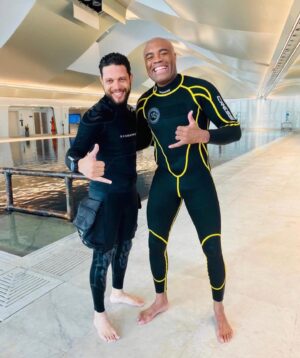 Anderson Silva Instagram - Uma das experiências mais incríveis que qualquer amante do mergulho deve vivenciar é fazer um mergulho profundo no centro de mergulho…  @deepdivedubai neste impressionante destino repleto de tecnologia futurística.  neste lugar mágico é verdadeiramente único🤿🤿🤿.