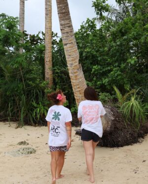 Andi Eigenmann Instagram - My favorite moments with my firstborn are whenever we laugh together.. I love seeing her laugh. Even if it's at me and not with me.😆 

Was able to convince her to take some cute pics with mama again, for the love of @happyislanders.surfclub ☺️
PS Yes. She is officially taller than me already!
📷 @ms.mau___