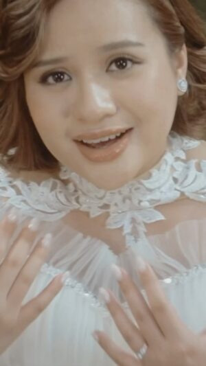 Andi Rianto Instagram - Semoga makna di lirik lagu ini bisa menyentuh hati semua pendengarnya 🤍 Lyric Video 'Selama Ku Bernafas' is out now! 

#AnggiMaritoxAndiRianto #SelamaKuBernafas