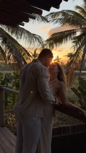 André Bankoff Instagram - 🌅🧡 Não tem nada mas gostoso do que estar ao lado de quem a gente ama! 

@andrebankoff @carolreali @hotelvilaveratheresa_oficial