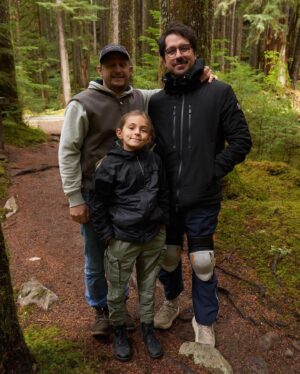 André Pilli Instagram - Encontrei uma família maravilhosa na nossa primeira visita de locações para o curta. Nenhuma das crianças tinha atuado, mas eram profundamente inteligentes e viviam conectadas à natureza. Foi uma grande aposta, mas deu tudo certo ❤️ 

Vou dividir mais detalhes da produção do nosso último filme "They Come From The Sky", espero poder compartilhar ele em breve. 

📷 @denismarx