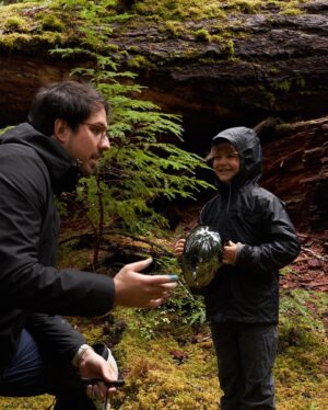 André Pilli Instagram - Encontrei uma família maravilhosa na nossa primeira visita de locações para o curta. Nenhuma das crianças tinha atuado, mas eram profundamente inteligentes e viviam conectadas à natureza. Foi uma grande aposta, mas deu tudo certo ❤️ 

Vou dividir mais detalhes da produção do nosso último filme "They Come From The Sky", espero poder compartilhar ele em breve. 

📷 @denismarx