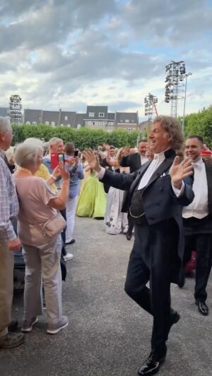 André Rieu Instagram - Sweet memories! ❤️ 

Watch the concerts in your local cinema from August 31. For locations and tickets: www.andreincinemas.com (Link in bio)