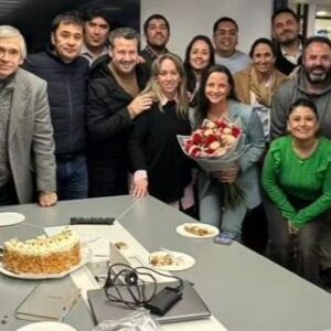 Andrea Aristegui Instagram - Hoy cumplí 45 años y fue una celebración distinta. Desperté sin luz ( y sigo sin luz hasta ahora🥲), preocupada por los graves efectos de un evento meteorológico impactante, y tratando de aportar en la entrega de información adecuada y oportuna. Pero en medio de la intensidad de un día desafiante para todos, recibí innumerables saludos y muestras de cariño de mucha gente. Terminando este día, sólo puedo agradecer por estar rodeada de tanto amor y buena onda, por poder dedicarme a algo que me apasiona profundamente desde siempre, y con un equipo profesional y humano increíble! Parto estos 45 años siendo muy muy feliz! Muchas gracias! 🥰🎂💫