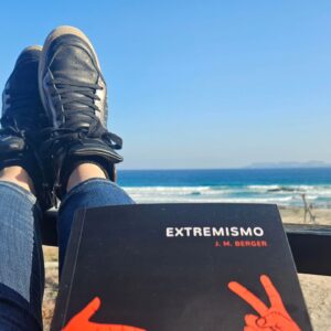 Andrea Aristegui Instagram - Cerrando un domingo hermoso en Punta de Choros! 
1. Caminata playera 🏃‍♀️‍➡️
2. Tarde de lectura frente al mar 🤓
3. Paila marina increíble del restaurante El Jony de Chañaral de aceituno 😍
4. Maravilla de Jaiba en el @rusticosteropuntadechoros 🫶
5. Déjenme aquí 💙🌊🐚☀️