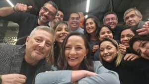 Andrea Aristegui Instagram - Hoy cumplí 45 años y fue una celebración distinta. Desperté sin luz ( y sigo sin luz hasta ahora🥲), preocupada por los graves efectos de un evento meteorológico impactante, y tratando de aportar en la entrega de información adecuada y oportuna. Pero en medio de la intensidad de un día desafiante para todos, recibí innumerables saludos y muestras de cariño de mucha gente. Terminando este día, sólo puedo agradecer por estar rodeada de tanto amor y buena onda, por poder dedicarme a algo que me apasiona profundamente desde siempre, y con un equipo profesional y humano increíble! Parto estos 45 años siendo muy muy feliz! Muchas gracias! 🥰🎂💫