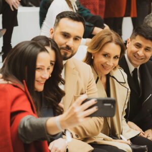 Andrea Aristegui Instagram - Espectacular desfile de @adolfodominguezofficial en el @ccplm junto al team de @mega.tv ! 💥💫💥💫