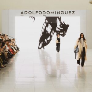 Andrea Aristegui Instagram - Espectacular desfile de @adolfodominguezofficial en el @ccplm junto al team de @mega.tv ! 💥💫💥💫